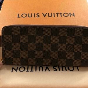 LIKE NEW - AUTHENTIC LOUIS VUITTON - CLEMENTE WALLET IN BALLERINE